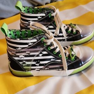 Women's High-Top Sneakers with Black and Green Design